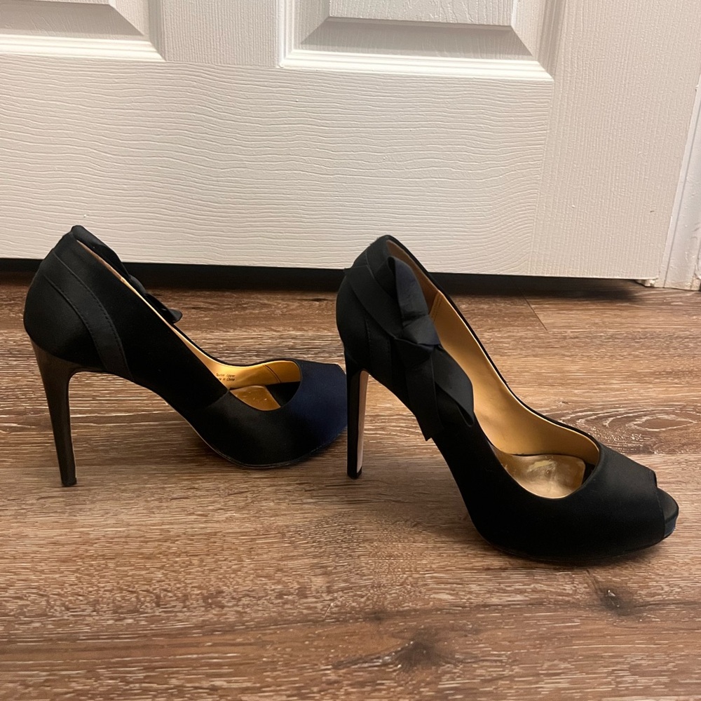 Badgley Mischka Women's Oliver Black Satin Heel Pumps - Picture 6 of 7